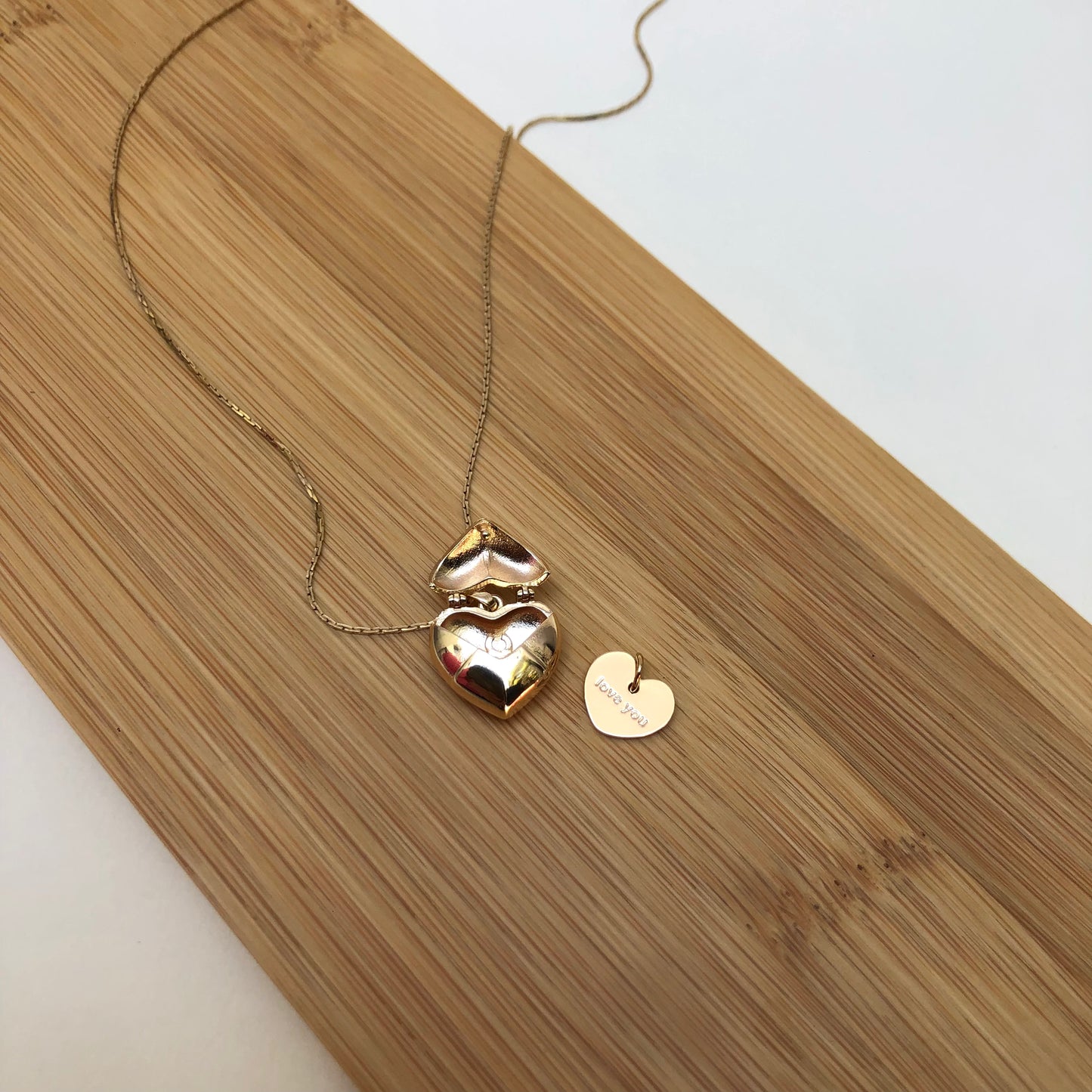 Collar Sobre Corazón