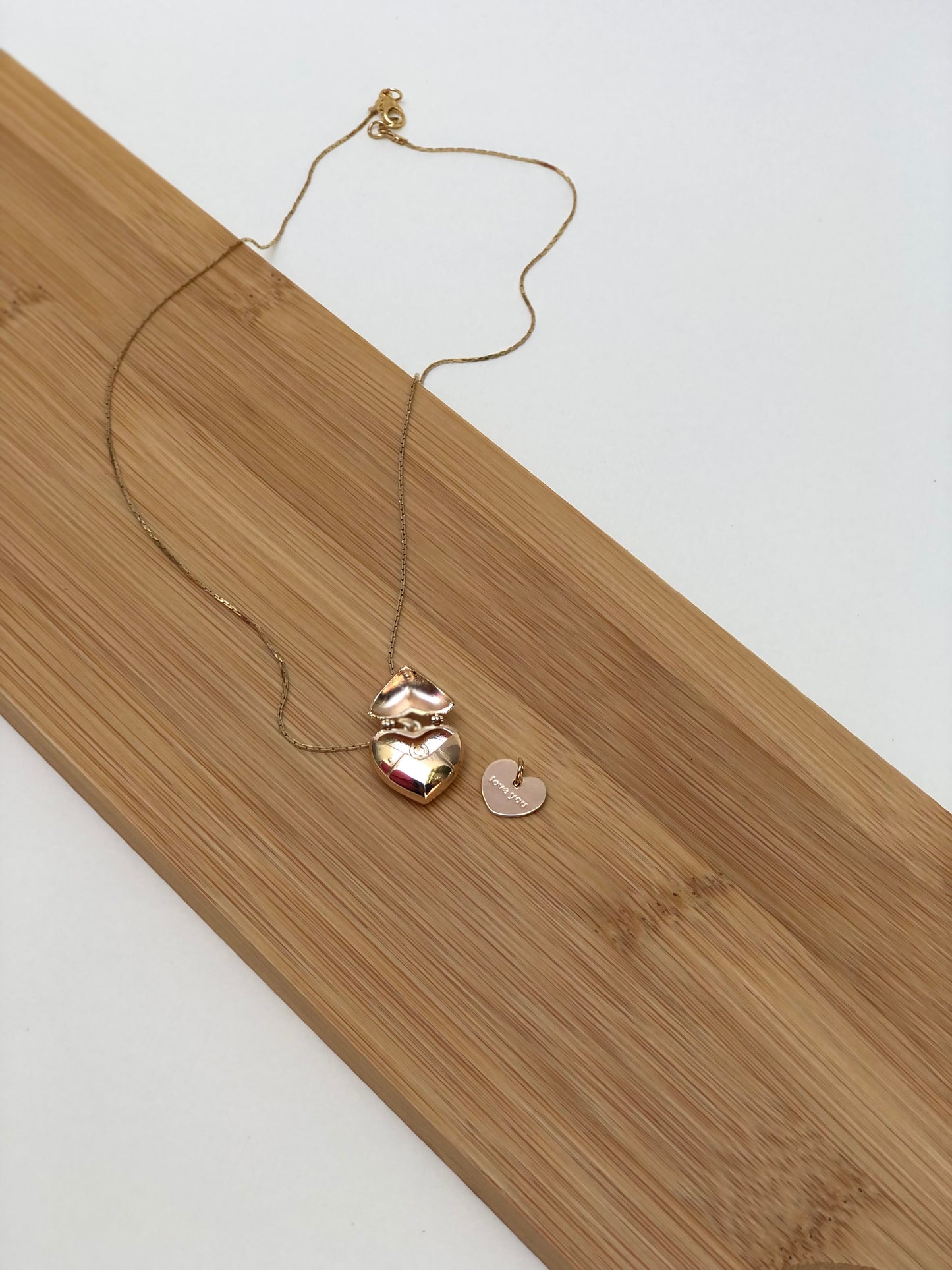 Collar Sobre Corazón