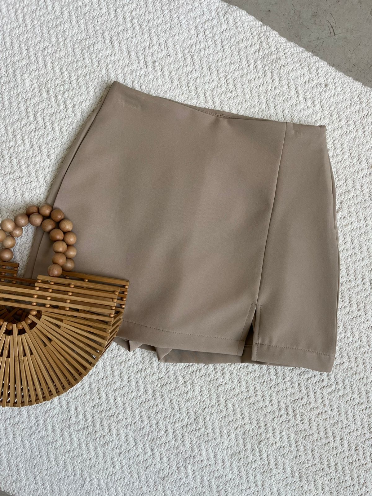 Short Falda Abertura Beige