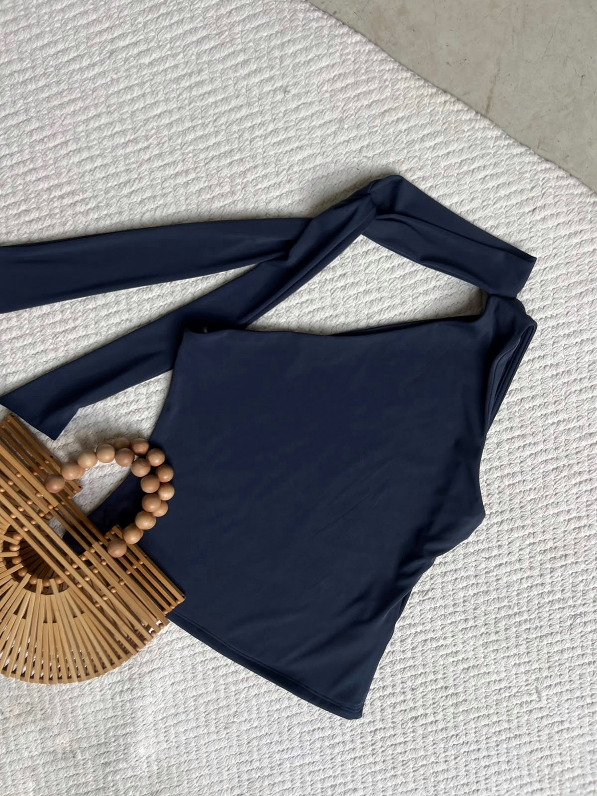 Blusa Asimétrica Corbatín Azul Marino
