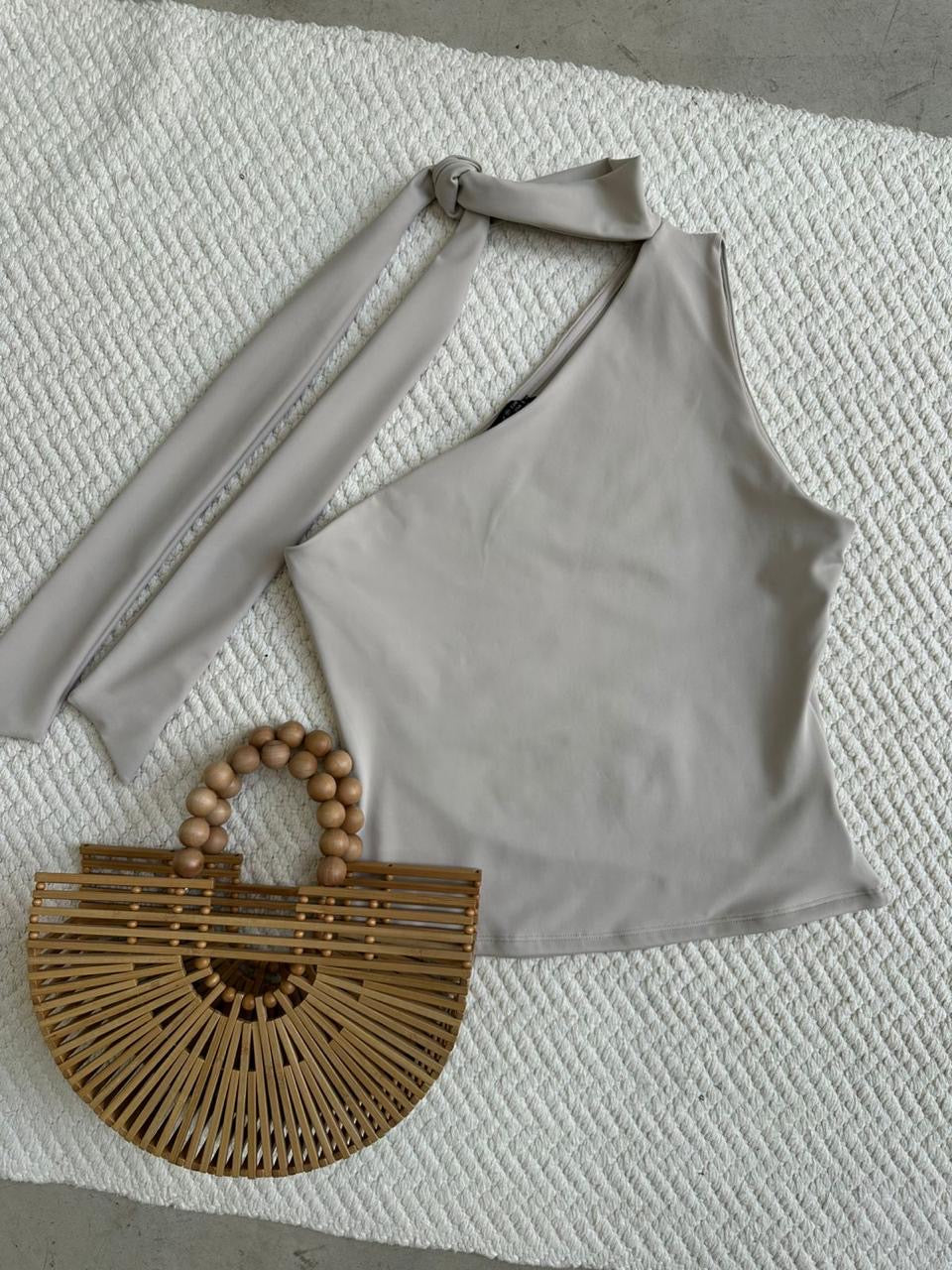 Blusa Asimétrica Corbatín Cemento
