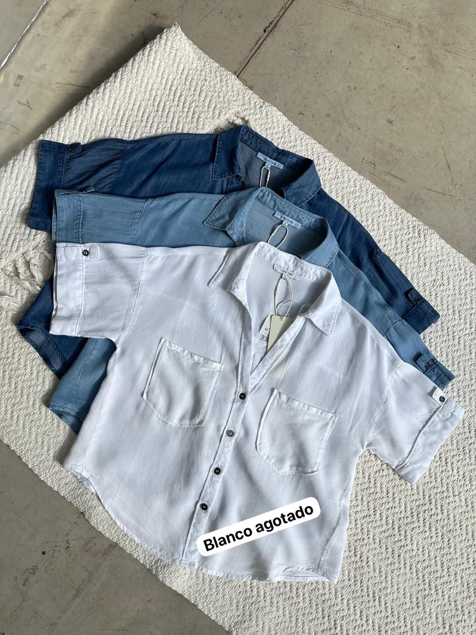 Camisera Escote V Bolsas Tencel Azul Claro