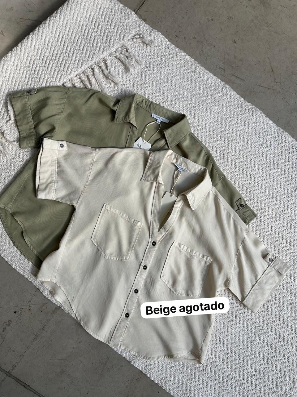 Camisera Escote V Bolsas Tencel Olivo